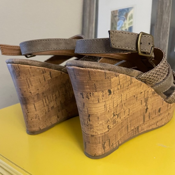 Maurice’s Brand Women’s Platform Sandals in New Condition Size 9 - Picture 3 of 5